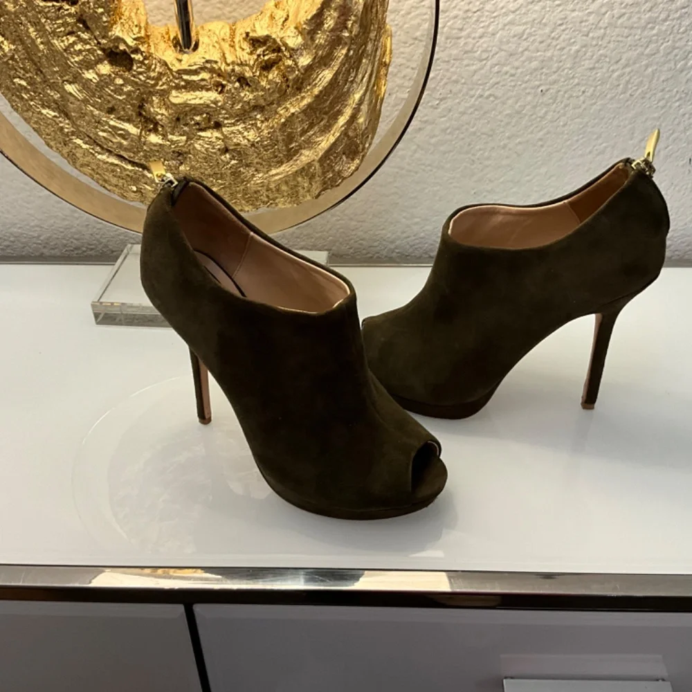 POUR LA VICTOIRE OLIVE GREEN SUEDE PEEP TOE BOOTIES♥️♥️♥️